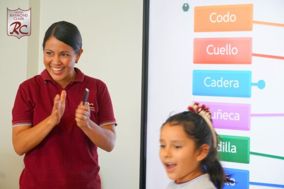 🦴📖 ¡Explorando el esqueleto humano de manera interactiva! 👩‍🏫💡