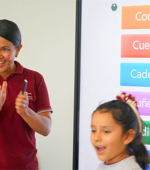 🦴📖 ¡Explorando el esqueleto humano de manera interactiva! 👩‍🏫💡