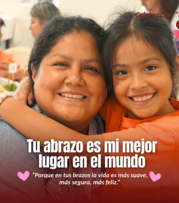 Celebramos los abrazos de mamá que lo dicen todo: los que calman, protegen y llenan de alegría a nuestros estudiantes de primaria.