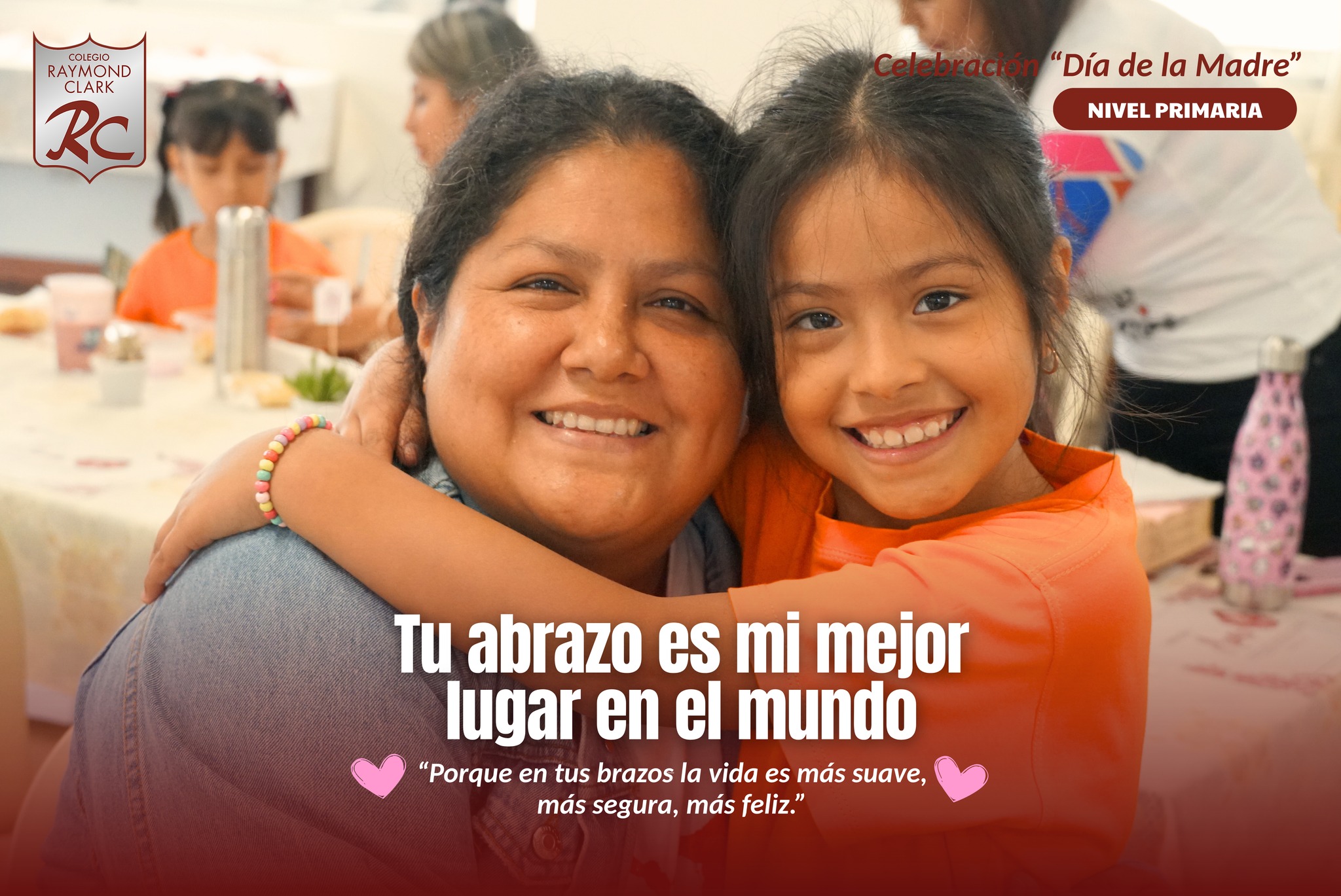 Celebramos los abrazos de mamá que lo dicen todo: los que calman, protegen y llenan de alegría a nuestros estudiantes de primaria.