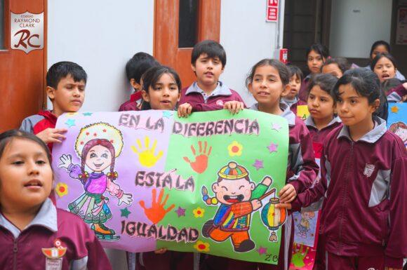 🌍🎉Nuestros estudiantes de Inicial y Primaria 1 participaron con entusiasmo en la marcha interna de sus pancartas interculturales. 🇵🇪🗣️🌎