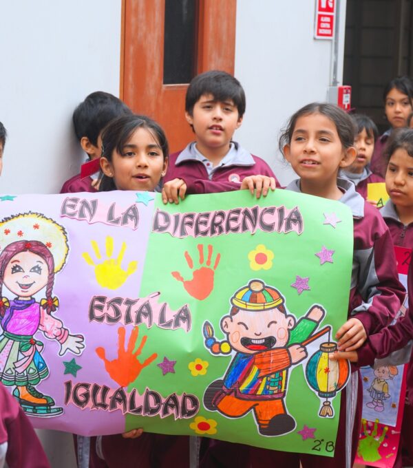 🌍🎉Nuestros estudiantes de Inicial y Primaria 1 participaron con entusiasmo en la marcha interna de sus pancartas interculturales. 🇵🇪🗣️🌎
